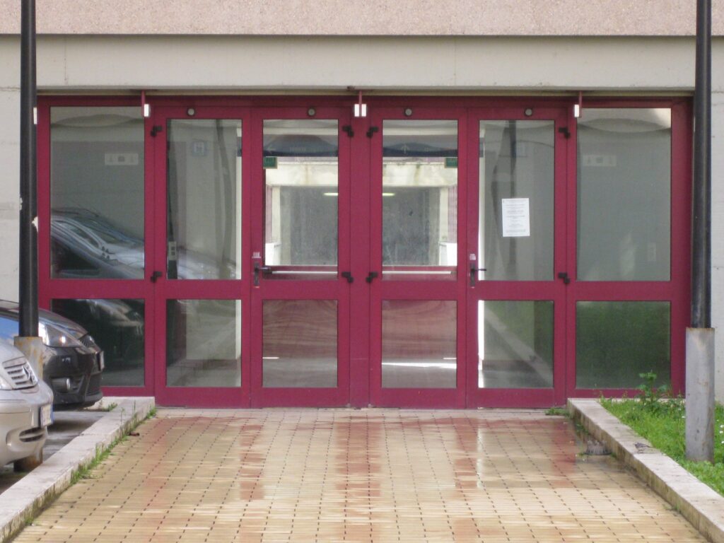 Ingresso Edificio E parcheggio interno